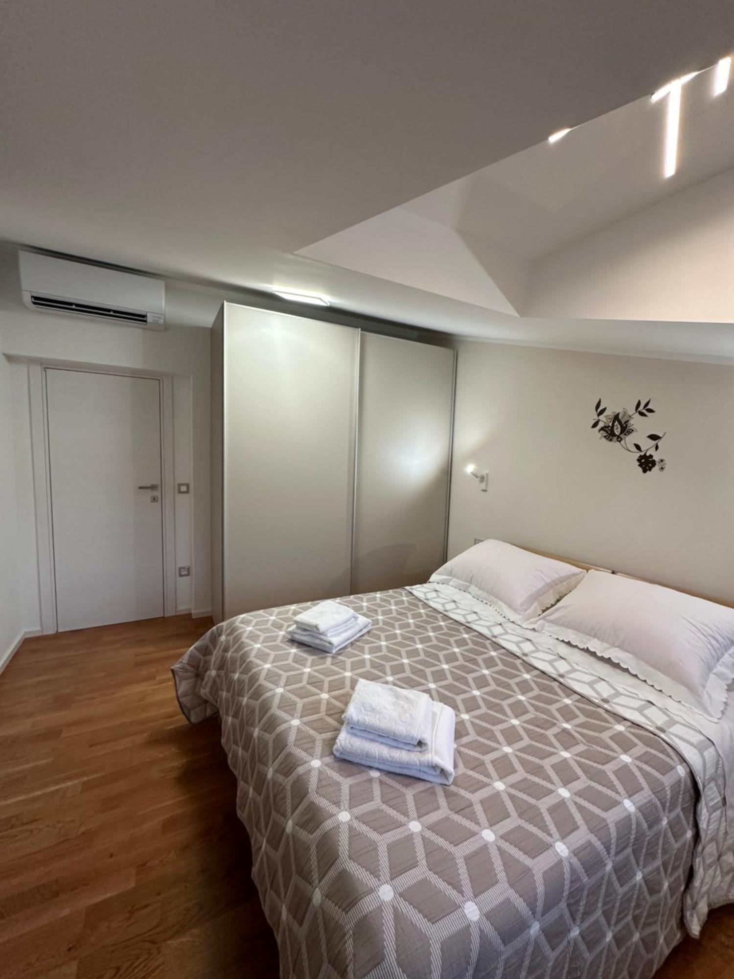 Bee House Suite - Brand New Apartment 100 M From Sea Kastela Exterior photo