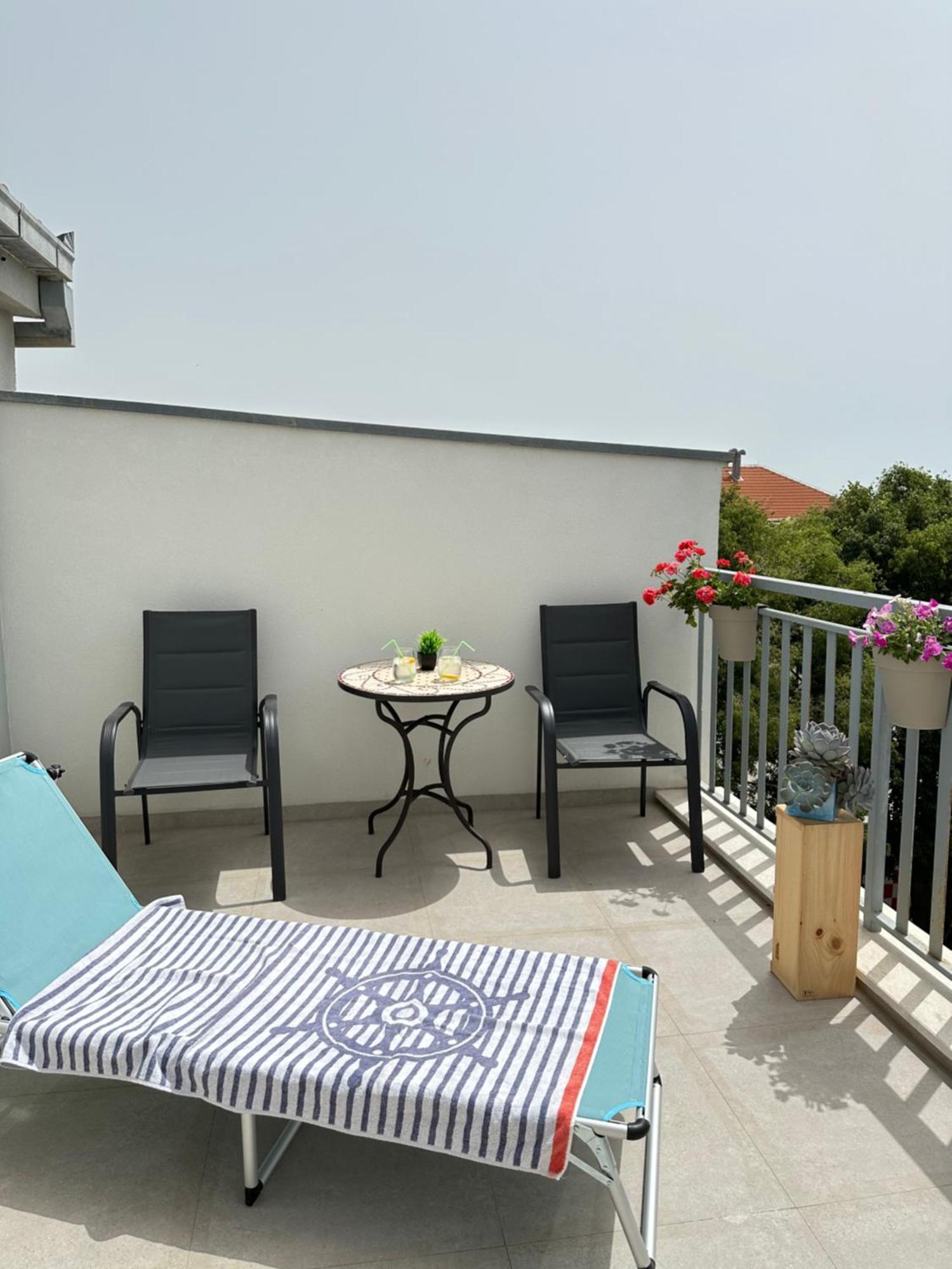 Bee House Suite - Brand New Apartment 100 M From Sea Kastela Exterior photo