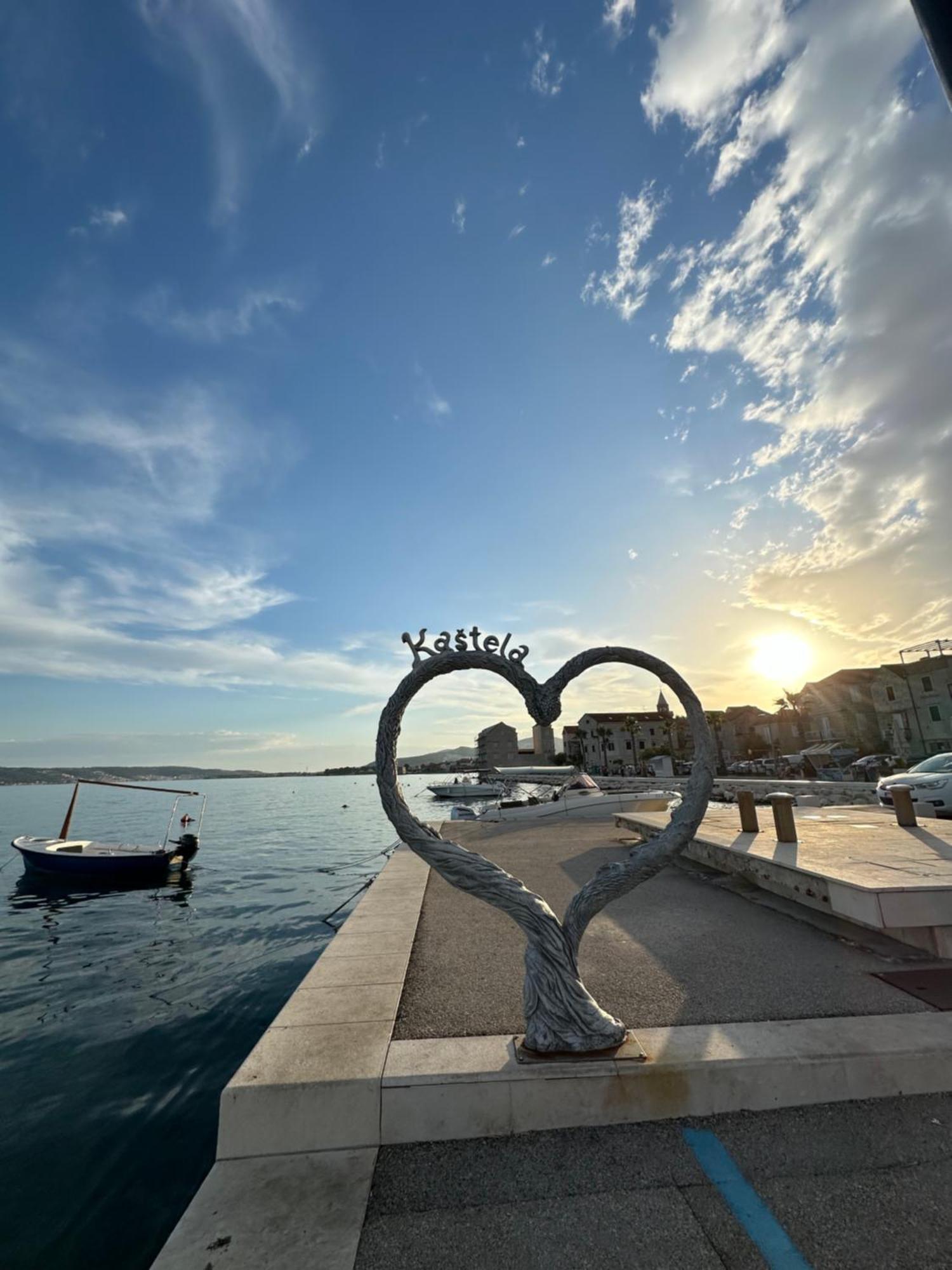 Bee House Suite - Brand New Apartment 100 M From Sea Kastela Exterior photo